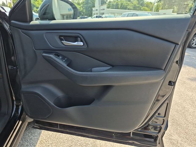 Used 2025 Nissan Rogue SV FWD image 32