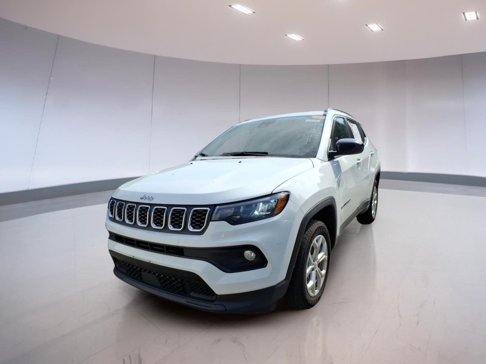 Used 2024 Jeep Compass Latitude AWD/4WD image 2