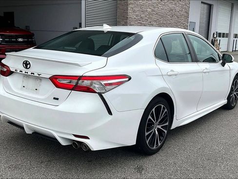 Used 2020 Toyota Camry SE FWD image 6