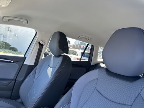 Used 2025 Volkswagen Tiguan SE image 10