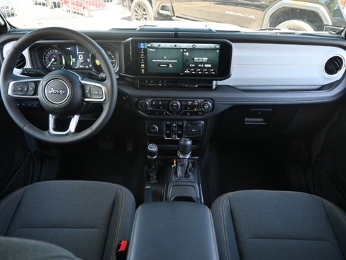 Used 2025 Jeep Wrangler Unlimited Sahara AWD/4WD image 29