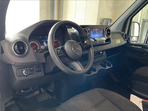 Used 2025 Mercedes-Benz Sprinter 2500 image 4