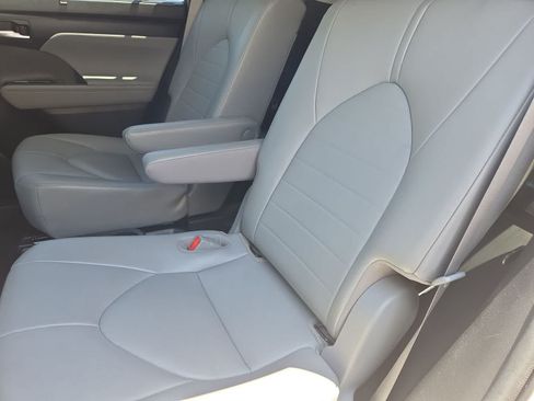 Used 2021 Toyota Highlander XLE FWD image 19