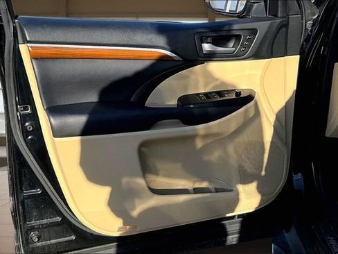 Used 2017 Toyota Highlander FWD V6 image 23