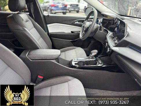 Used 2025 Chevrolet Trax LT FWD image 19