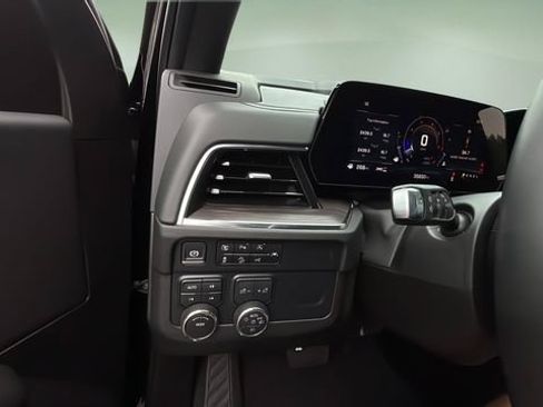 Used 2025 Chevrolet Suburban Z71 AWD/4WD image 18