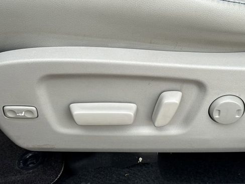 Used 2019 Toyota Highlander Limited FWD image 24