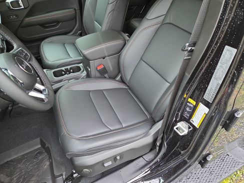 New 2026 Jeep Wrangler Unlimited Sahara AWD/4WD image 7