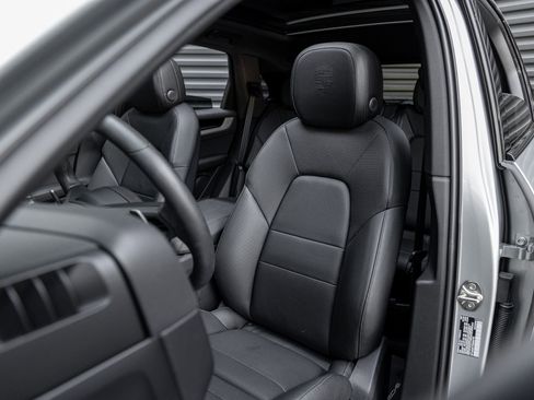 Certified 2025 Porsche Cayenne image 5