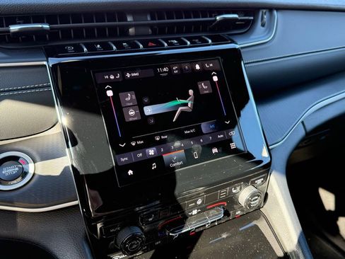 New 2025 Jeep Grand Cherokee Altitude image 21