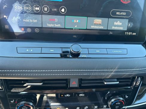 Used 2025 Nissan Rogue SL w/ SL Premium Package image 25