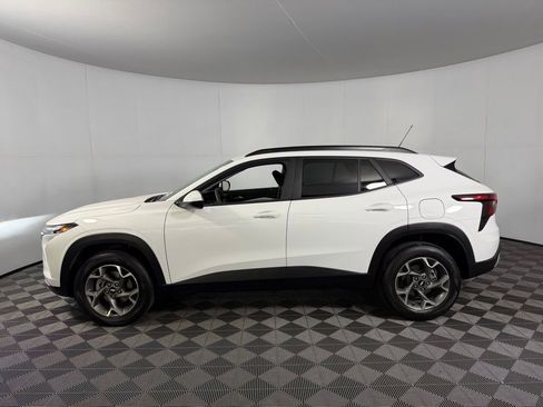 Used 2025 Chevrolet Trax LT FWD image 10