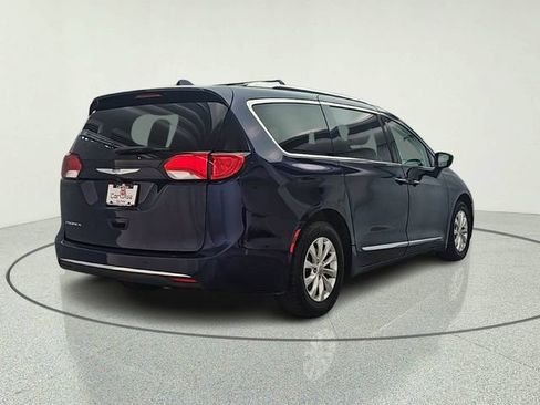 Used 2019 Chrysler Pacifica Touring-L FWD image 6