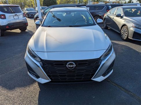 Used 2023 Nissan Altima 2.5 SV image 2