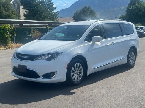Used 2017 Chrysler Pacifica Touring-L FWD image 7
