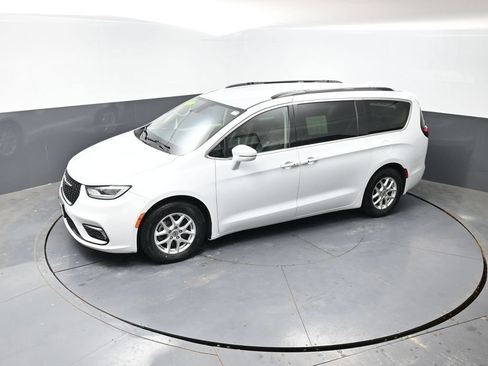 Used 2022 Chrysler Pacifica Touring-L FWD image 16