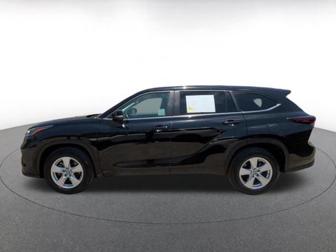 Used 2025 Toyota Highlander LE FWD image 9