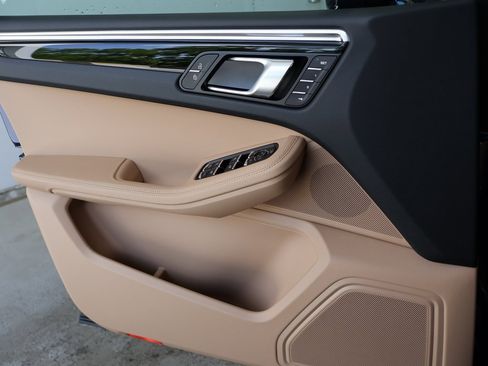 Used 2025 Porsche Macan image 33