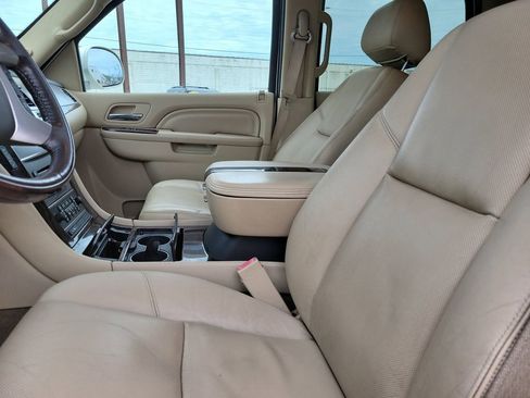 Used 2011 Cadillac Escalade Luxury AWD/4WD image 22