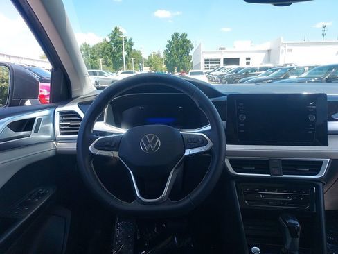 Certified 2025 Volkswagen Taos SE w/ Panoramic Sunroof Package FWD image 10
