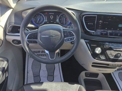 Used 2024 Chrysler Pacifica Touring-L image 14