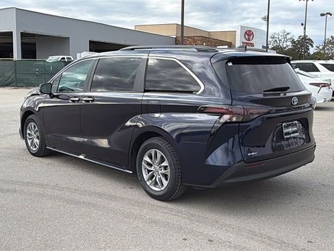 Certified 2025 Toyota Sienna XLE image 3