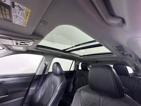 Used 2023 Toyota Highlander Platinum image 24