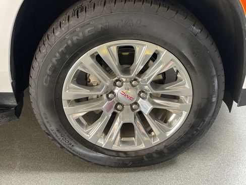 Used 2024 GMC Yukon Denali w/ Advanced Technology Package AWD/4WD image 13
