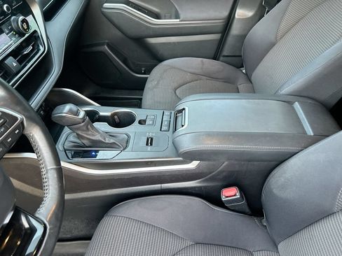 Used 2021 Toyota Highlander LE FWD image 28