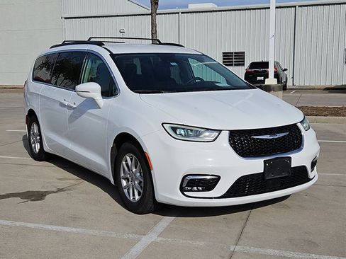 Used 2022 Chrysler Pacifica Touring-L image 3