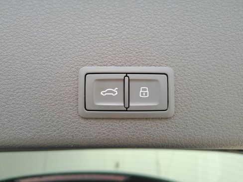 Used 2022 Audi e-tron Premium Plus AWD/4WD image 29