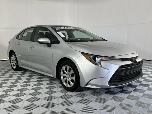 Used 2025 Toyota Corolla LE FWD image 2