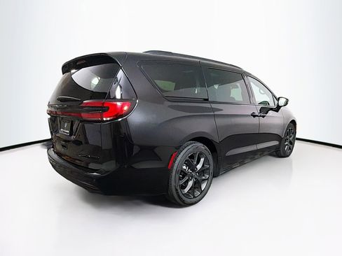 Used 2025 Chrysler Pacifica Limited image 7