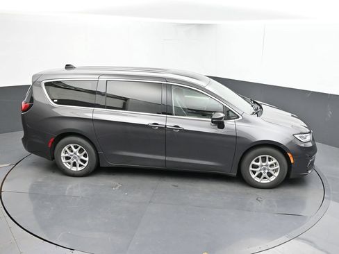 Used 2023 Chrysler Pacifica Touring-L FWD image 31
