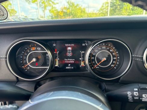 Used 2023 Jeep Wrangler Unlimited Sahara w/ Cold Weather Group AWD/4WD image 14