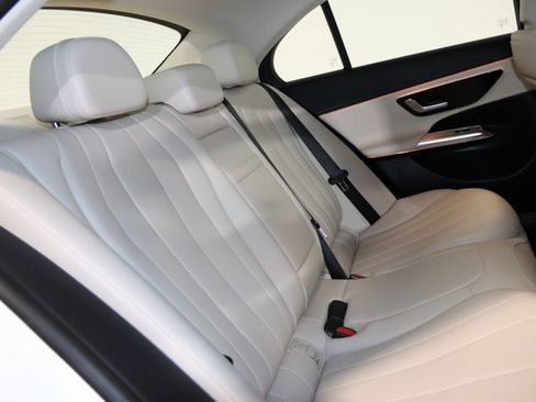 Used 2025 Mercedes-Benz E 350 4MATIC Sedan image 70