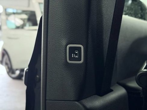 Used 2025 Chrysler Pacifica Limited FWD image 33