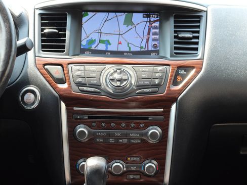 Used 2020 Nissan Pathfinder Platinum FWD image 18