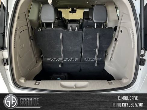 Used 2024 Chrysler Pacifica Select image 23