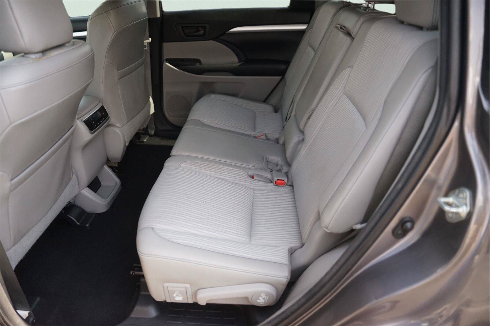 Used 2015 Toyota Highlander Plus FWD image 12