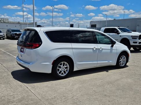 Used 2025 Chrysler Pacifica Select FWD image 5
