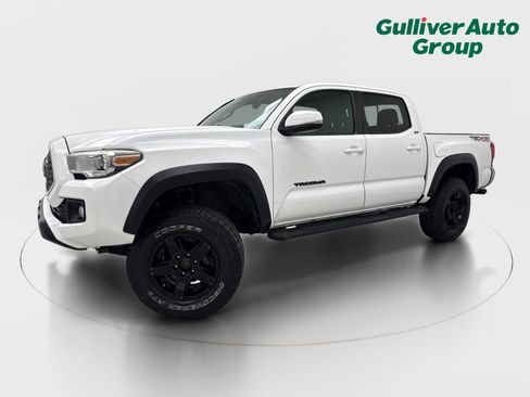 Used 2018 Toyota Tacoma TRD Off-Road image 2