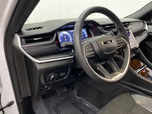 Used 2025 Jeep Grand Cherokee Altitude AWD/4WD image 2