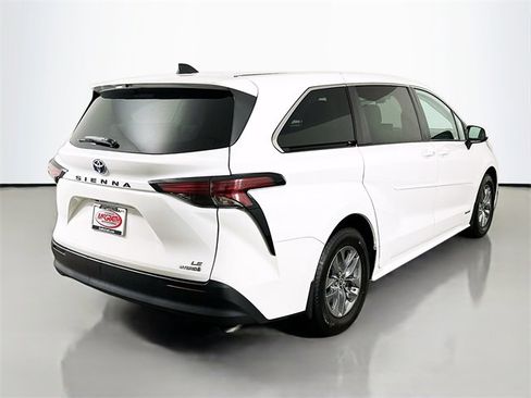 Used 2021 Toyota Sienna LE image 16