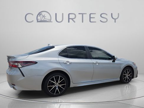 Used 2024 Toyota Camry SE FWD image 5