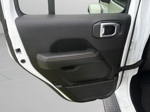 Used 2022 Jeep Wrangler Unlimited Sahara AWD/4WD image 38