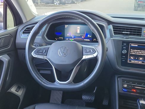 Used 2022 Volkswagen Tiguan SE w/ Panoramic Sunroof Package FWD image 20
