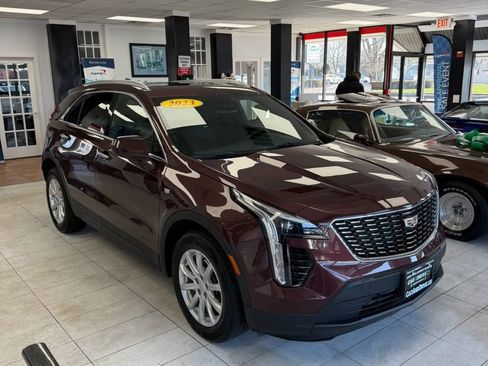 Used 2023 Cadillac XT4 Luxury w/ Cold Weather Package FWD image 3