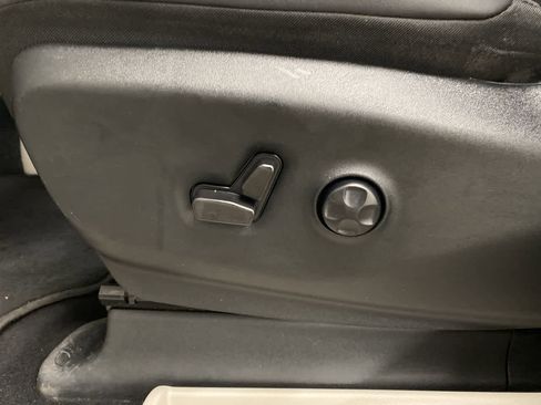 Used 2024 Chrysler Pacifica Touring-L image 14