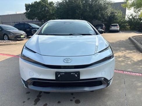 Used 2023 Toyota Prius XLE FWD image 2
